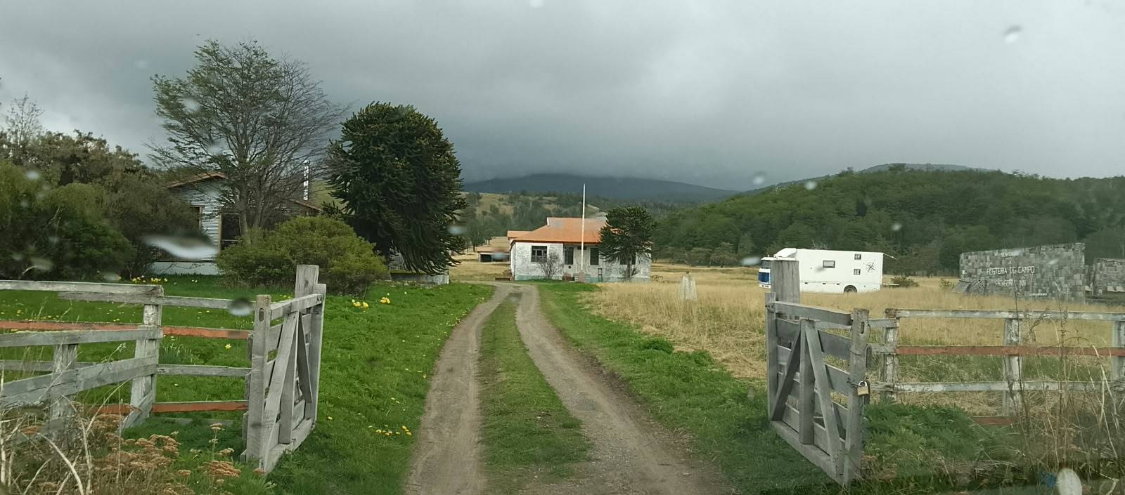 Camper Parking y camping  Dos Lagunas. Una parada camino a Torres del Paine foto 3
