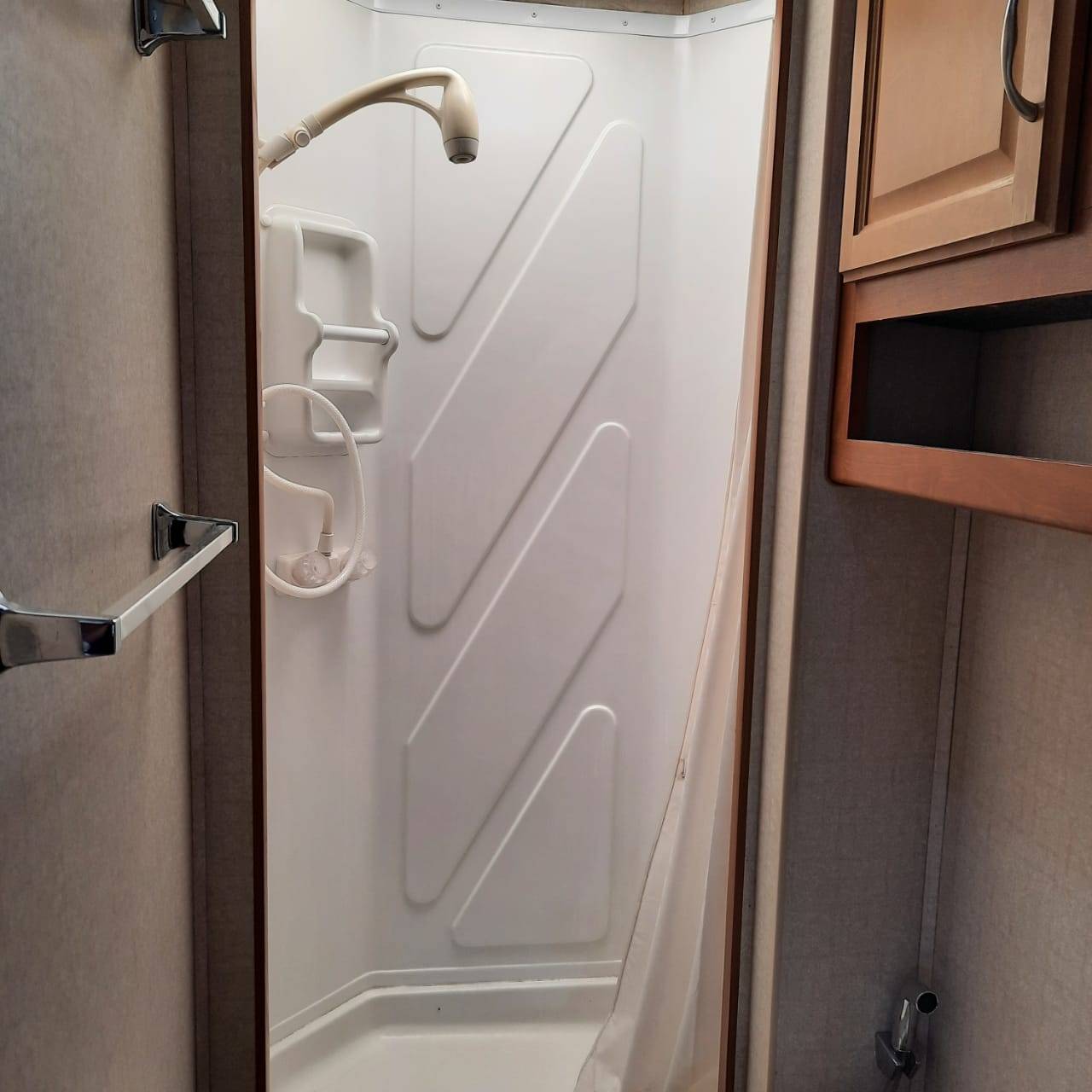 Motorhome HP Outdoor FORD E450, MODELO TIOGA 25g; 6 personas - Santiago foto 7